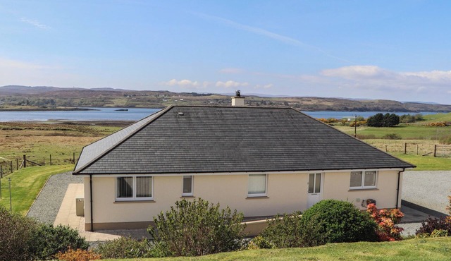 BURNSIDE COTTAGE, luxury holiday cottage, with open fire in Portree