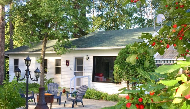 Waterfront Chalet du Havre, 4 bedrooms, 2 bathrooms, covered terrace!