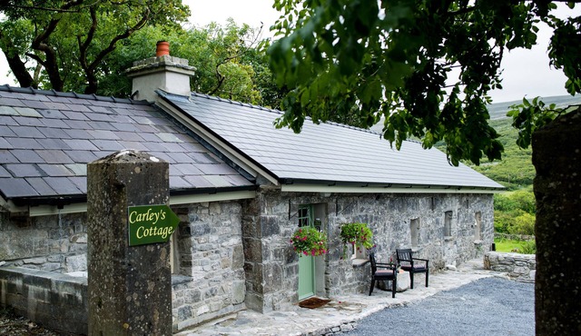 Carley's Cottage- traditional Irish Cottage