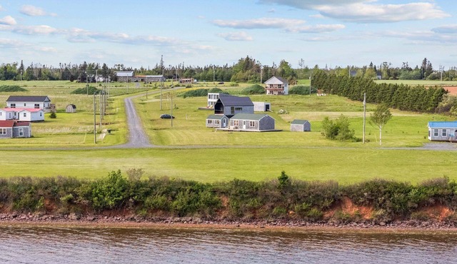 Charming 2-Bed Coastal Retreat with Bunkhouse and Beach Access
