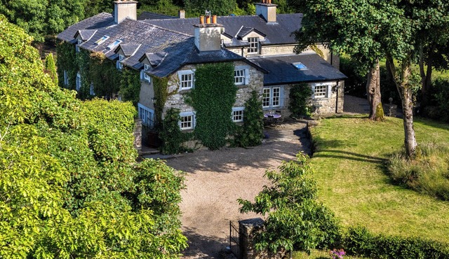 Charming and spacious 6-bedroom farmhouse close to Center Parcs
