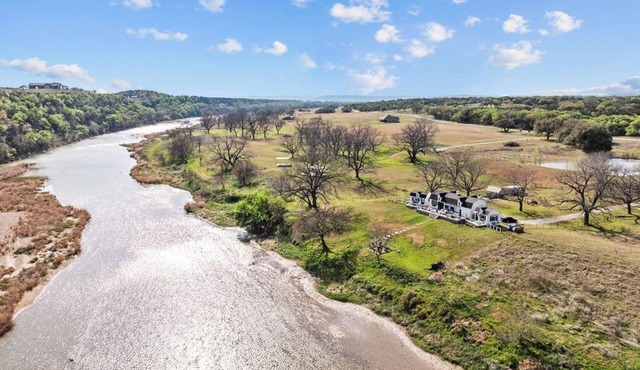 Charming Brazos River Front Cottage perfect for Stargazing, Tranquil and Private