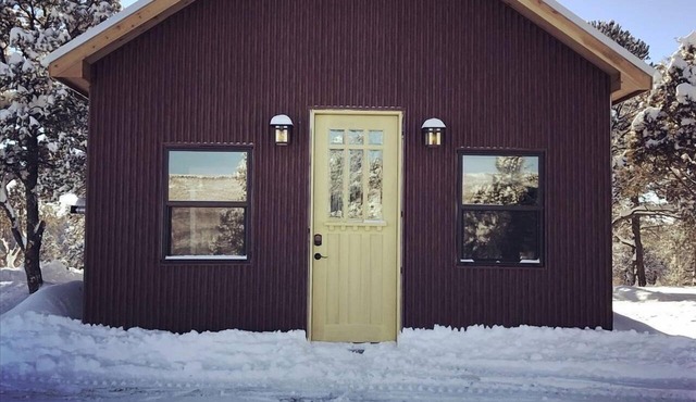 Charming, Glamping Cabin with Barbecue Grill, Perfect for Wildlife Watching in Raton, New Mexico