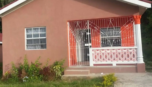 Charming house in delightful Boscobel with AC, WiFi. quiet neighborhood,