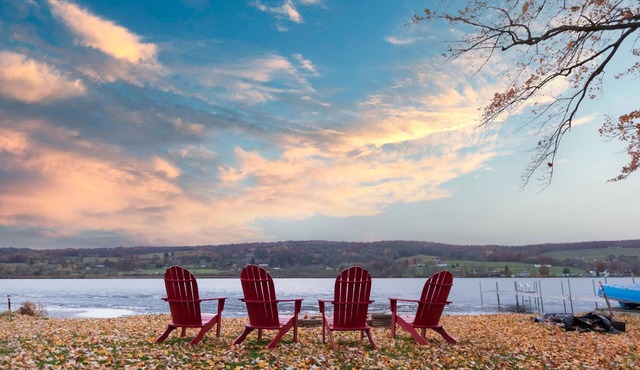 Charming Waneta Lake Front Cottage! KAYAKS! FLX Wine Country