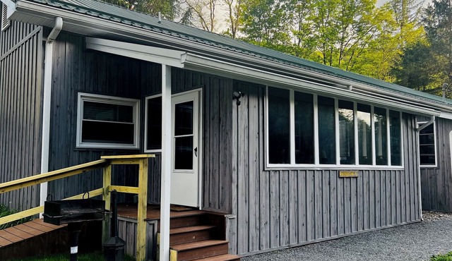 Charming Yet Wild Cozy Retro Cabin Hot Tub, Sunroom, Fire Pit & Trout! Hiking!