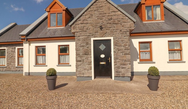 CHERRY BLOSSOM COTTAGE, family friendly in Quilty, County Clare
