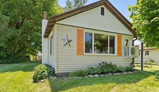 Chippewa Lake cabin w/pickleball court!