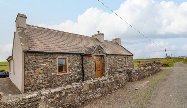 CLOGHER COTTAGE, family friendly in Doonbeg, County Clare