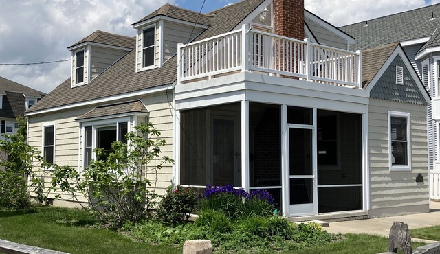 Corner Cottage 2 blocks from the beach!