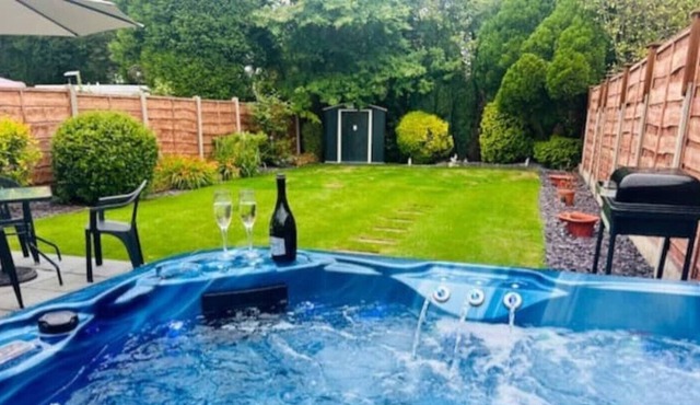 Cosy Private 2 Bedroom Bungalow with Hot Tub