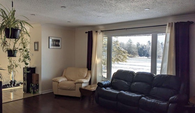 Country bungalow with hot tub. Near trails, beaches, fishing. Pets welcome!
