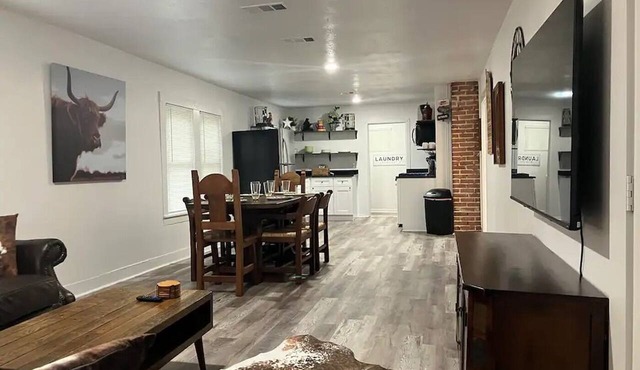Cowtown Cottage: Steps to Stockyards