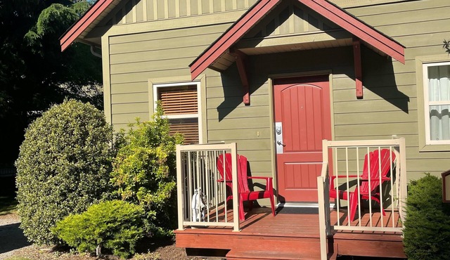 Cozy Cottage with deck & BBQ, short walk Rathtrevor Beach.