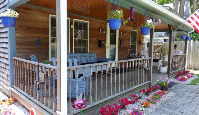 Cozy family-friendly cottage on beautiful Shining Sea bike trail