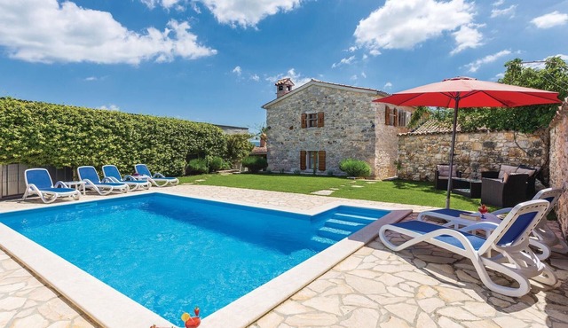 Cozy home in Regulici