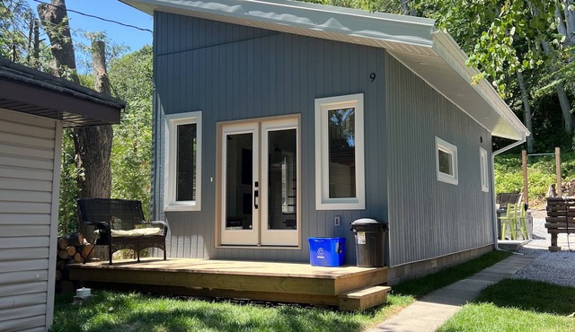 Cozy Turkey Point Tiny Home 1 min walk to the beach with Jacuzzi Hottub!