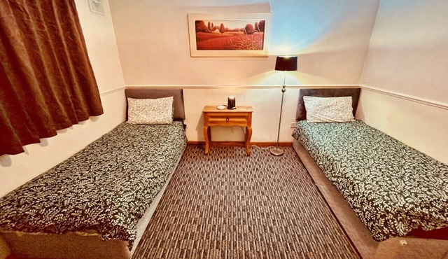 Cozy Twin Beds + Extra Mattress, Ideal Relaxing Stay. Close to City Center