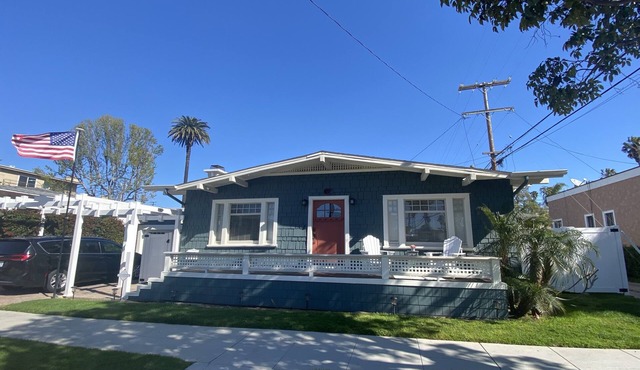 Craftsman house 500 yards to beach and short walk to many restaurants