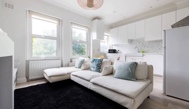 Elegant apartment in Kensington Olympia (available for LONGER LETS)
