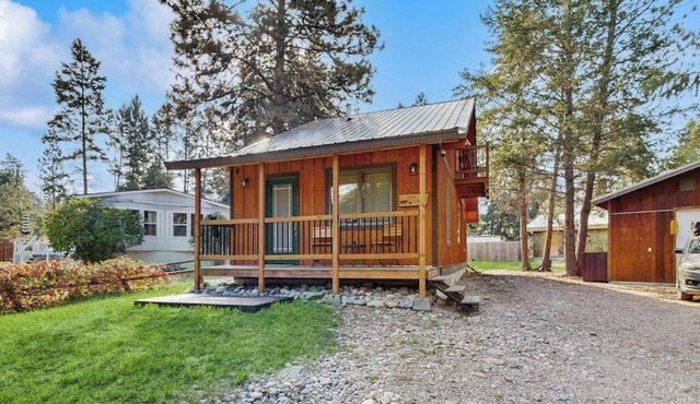 Enjoy two separate cabins, pet friendly, firepit, 5 min to Lake, fly-fishing