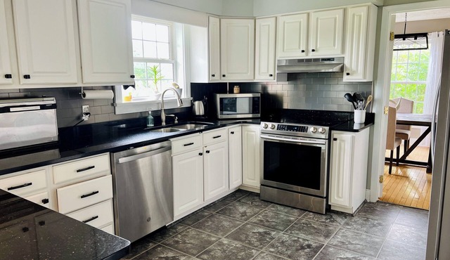 Entire Home with Hot Tub, only 15 minutes from PSU and State College