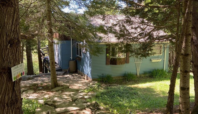 Family-friendly cottage right on Drag River