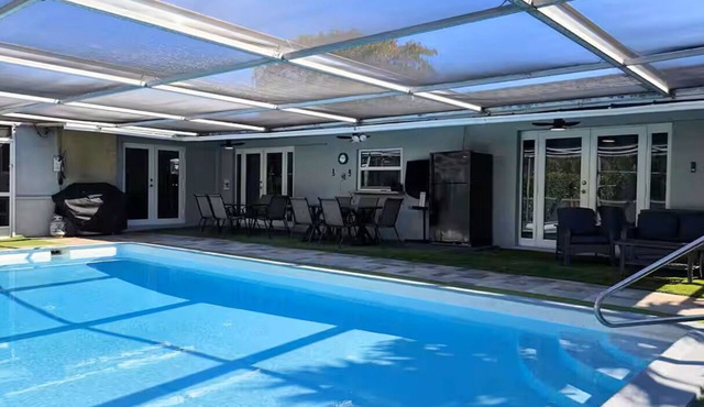 Family Retreat w/Dual Masters - Screened Pool, Media Game Room & Beach 6 Miles