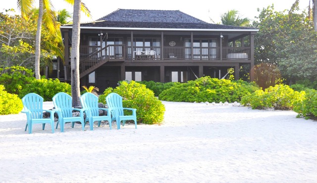 Featherstone - Downstairs Beach Front Apartment