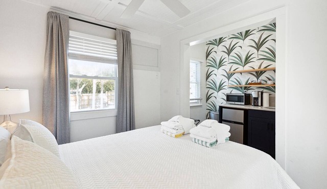 Folliday Inn- The Streamliner - Room 31