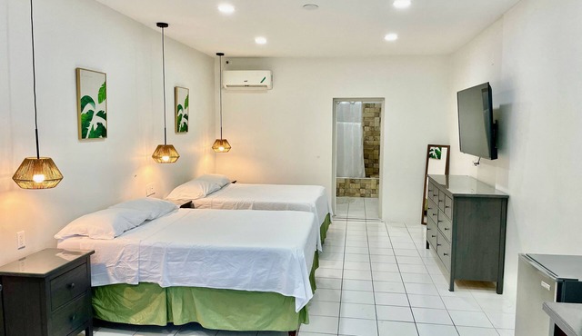 Footsteps to Beach, AC, Fast Wi-Fi, Hot Water