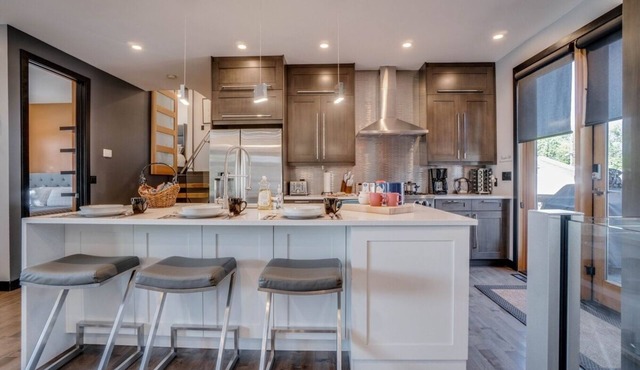 Forest – Bright & Stylish Home w/King Bed + AC