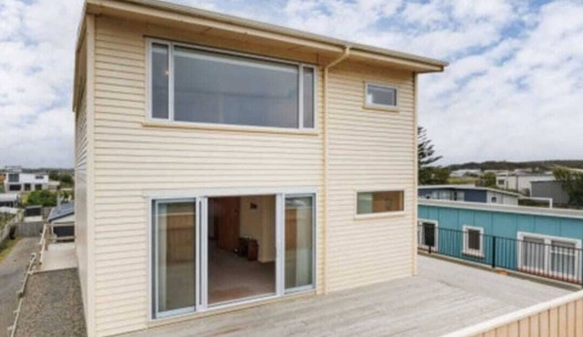 Foxton Beach Bach Family Holiday Fast*Wi-fi 5☆ Location Cot Stroller available