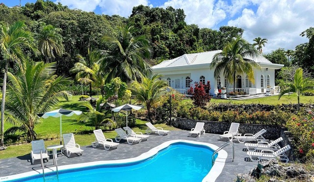 FREE Breakfast & FREE Parking! 3 Suites Close to Folly Lighthouse! Pool Onsite!