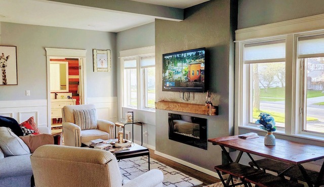 Great for weekend Getaway-Cozy 2 bedroom home 4 blocks from the beach.