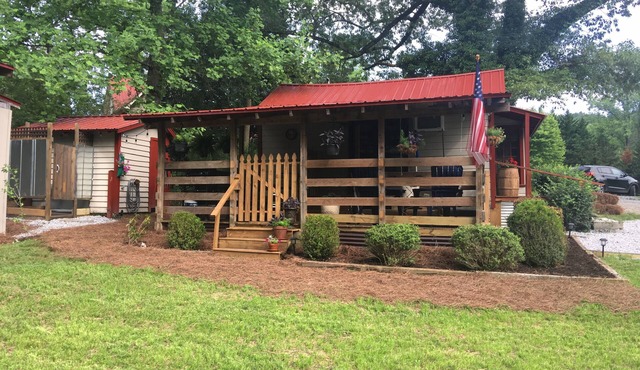 Guest Cottage,Dog friendly, minutes to Clayton, fenced yard, hot tub on patio.