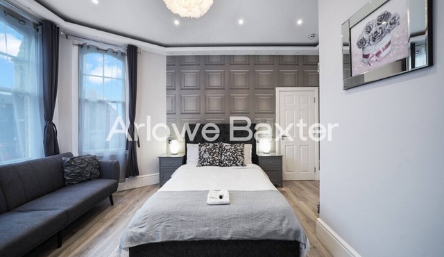 Hackney Suites - Triple En-suite Room (F2)