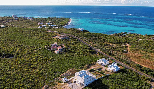 Harmony is perfect for family or groups! Lots of space with a breathtaking view!