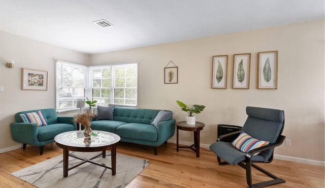 Heartwell Park Beauty, Long Beach retreat, 4 bd/2 b including additional suite
