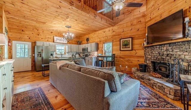HOO`S THERE HIDEAWAY | HOT TUB | POOL TABLE