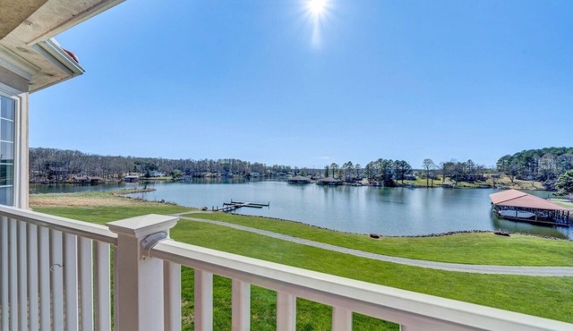 "Hook, Wine, and Sinker" Large 5-bed lakefront villa-pool, hot tub, and courts