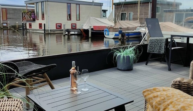 Houseboat Poellodge XL, near Amsterdam