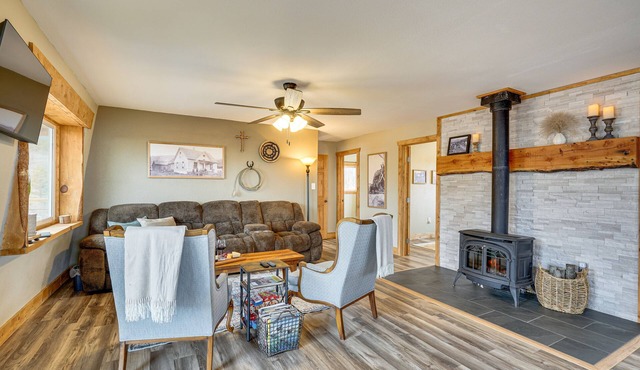 Idyllic Rye Cabin: Deck w/Mountain Views!