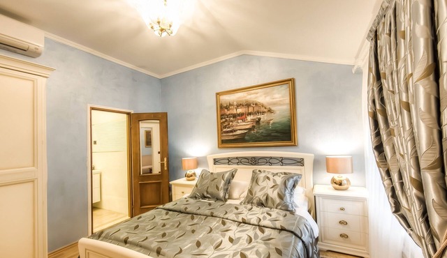 Junior Suite in exquisite Bed & Breakfast Villa Hasi in center of town!