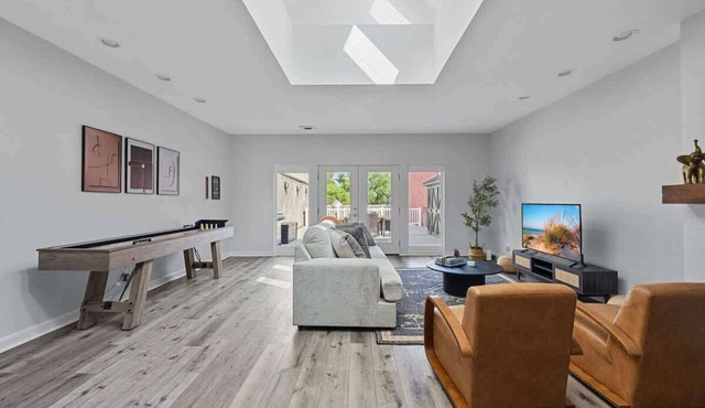 Juniper Presents: Upscale Loft Walkable to Beach, Culture & Cuisine