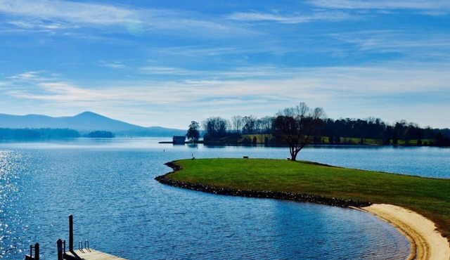Lake front, kayaks, SUP, WiFi, Views, pools,resort,beaches,docks