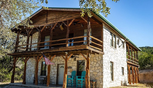 Leakey River Rental, relax in the peaceful hill country or cool off in the river