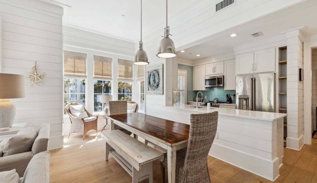 LOCATION, LOCATION, LOCATION! STEPS to WATERCOLOR Beach Club! Walk to Seaside, Restaurants, Beach!