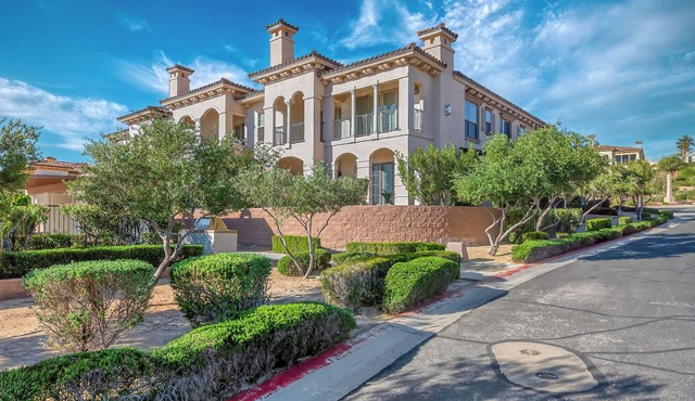 Luxurious condo by the pool and golf courses in the V at Lake Las Vegas