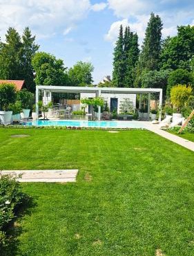 Luxurious large home with Pool, Garden, Koi Pond only 12 min to Octoberfest